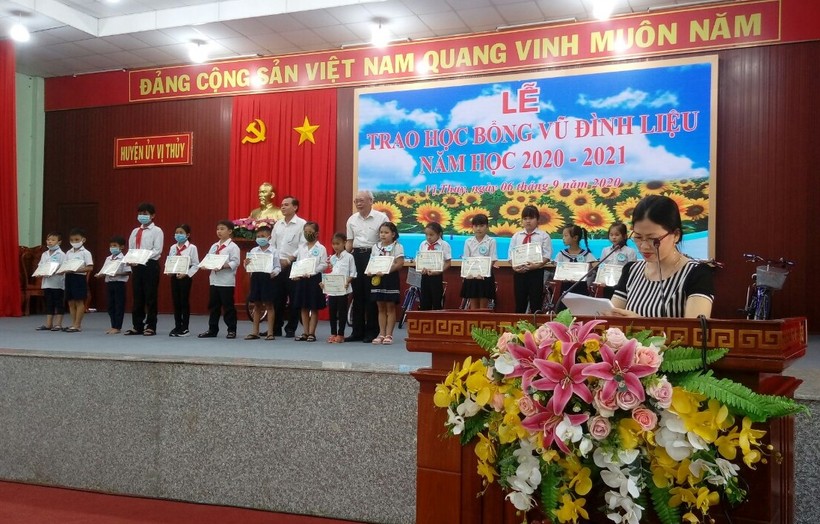 Trao Học bổng Vũ Đình Liệu cho HS huyện Vị Thủy.