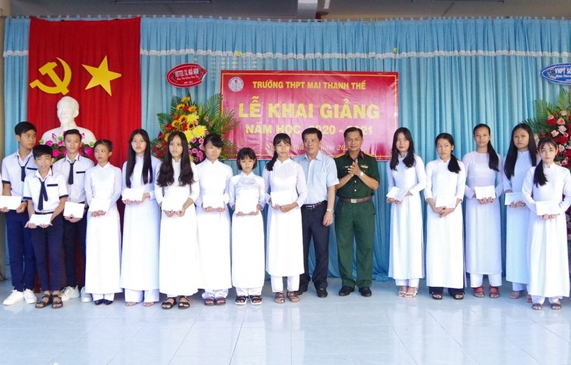 Đại tá Trần Văn Lâu, Chỉ huy trưởng BCHQS tỉnh trao quà và học bổng cho HS Trường THPT Mai Thanh Thế.