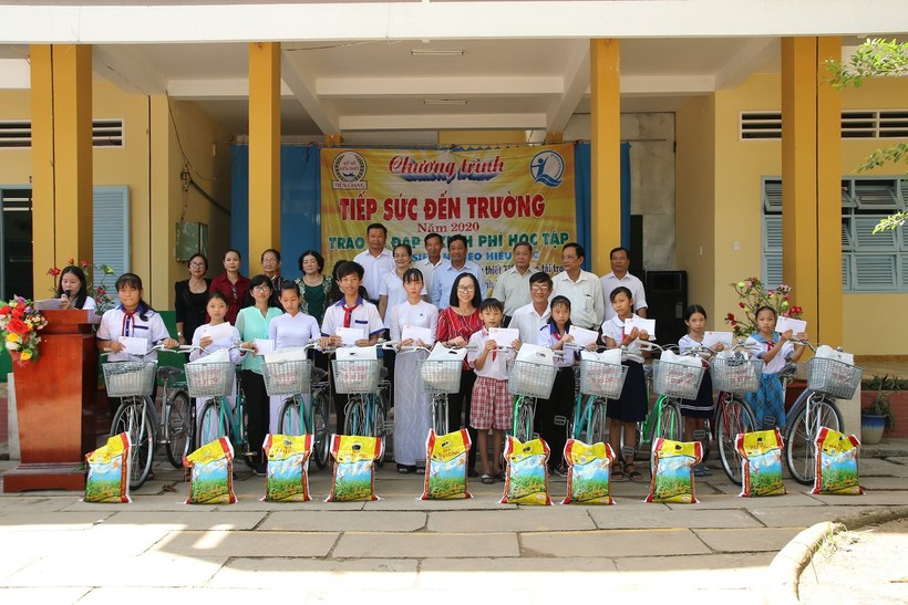 Tiếp sức đến trường tại Trường THCS Hòa Khánh, huyện Cái Bè.