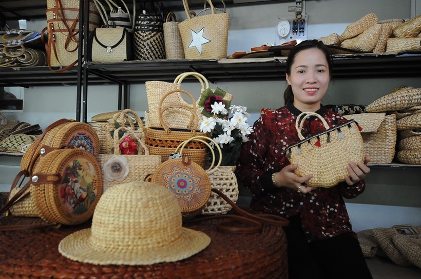 Chị Trần Thị Ngọc Nhi bên sản phẩm làm từ lục bình.