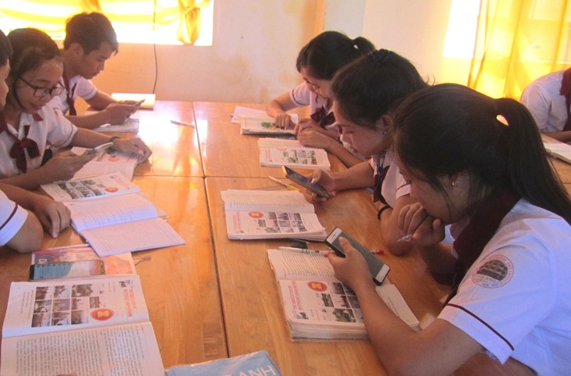 HS Trường THPT Ngã Năm (Sóc Trăng) hào hứng trong giờ học tiếng Anh với sự hỗ trợ của smartphone. Ảnh: T. Trang.
