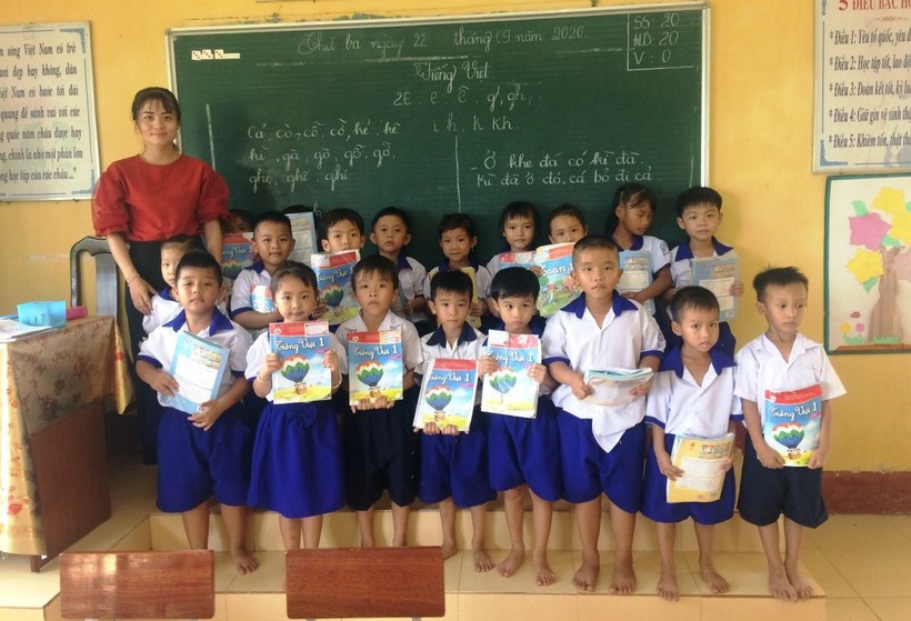 HS nghèo, hoàn cảnh khó khăn ở TP Cần Thơ có đầy đủ SGK để đến lớp.