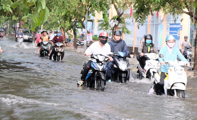 Đường Võ Trường Toản, quận Ninh Kiều ngập nặng sau mưa.