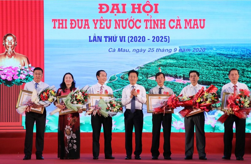 Ông Lê Quân - Chủ tịch UBND tỉnh trao Huân chương Lao động cho các cá nhân có thành tích xuất sắc trong phong trào thi đua yêu nước.