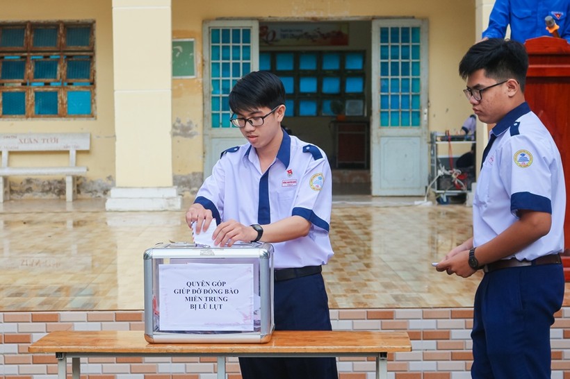 Các em HS Trường THPT chuyên Nguyễn Thị Minh Khai (Sóc Trăng) đóng góp ủng hộ đồng bào miền Trung.