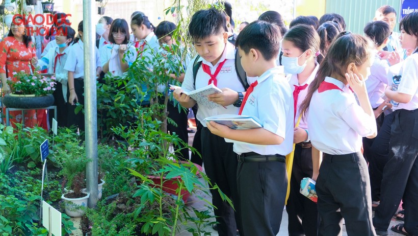 Các em HS trải nghiệm tại “Vườn Sinh vật”.