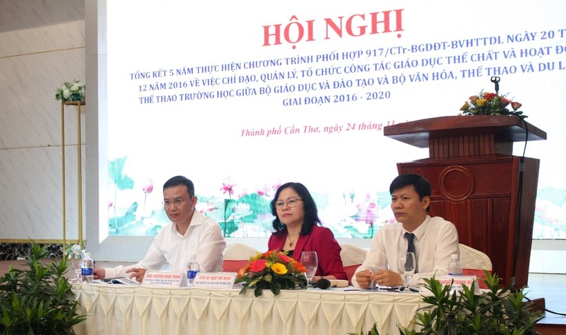 Thứ trưởng Bộ GD&ĐT Ngô Thị Minh chủ trì Hội nghị.