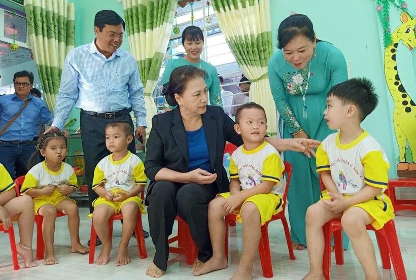 Chủ tịch Quốc hội Nguyễn Thị Kim Ngân thăm học sinh Trường Mẫu giáo Sơn Ca.