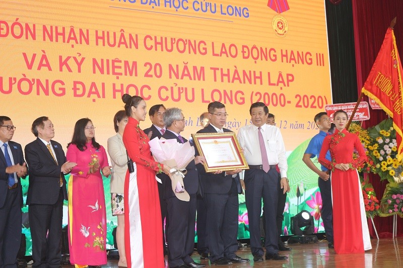 Trường ĐH Cửu Long đón nhận Huân chương Lao động hạng 3 của Chủ tịch nước.