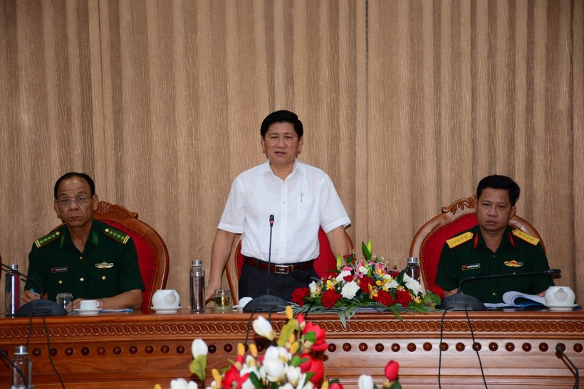 Phó Chủ tịch UBND tỉnh Cà Mau Lê Văn Sử chỉ đạo công tác phòng chống bão số 14 sáng 21/12.