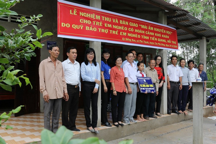 Các tổ chức, cá nhân chụp ảnh lưu niệm trước Mái ấm khuyến học của em Quỳnh Anh.