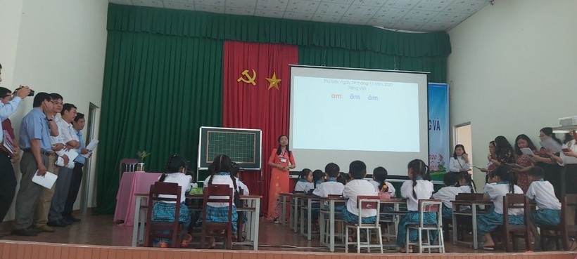 Tiết dạy minh họa môn Tiếng Việt lớp 1 với sự tham dự của cán bộ, giáo viên tỉnh Đồng Tháp.