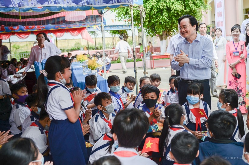 Bộ trưởng Bộ GD&ĐT Phùng Xuân Nhạ cùng các em HS hát tập thể tại sân trường. Ảnh: Thế Đại.