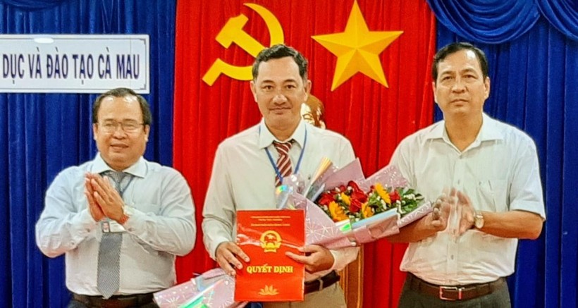 Tân Phó Giám đốc Sở GD&ĐT Phạm Hoàng Gan nhận quyết định bổ nhiệm.