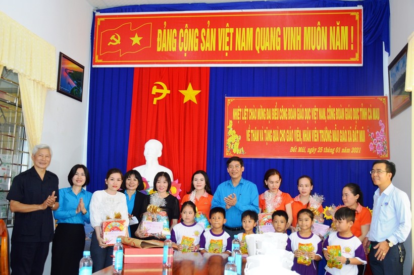 Công đoàn Giáo dục Việt Nam thăm, tặng quà cô trò Trường Mẫu giáo xã Đất Mũi.