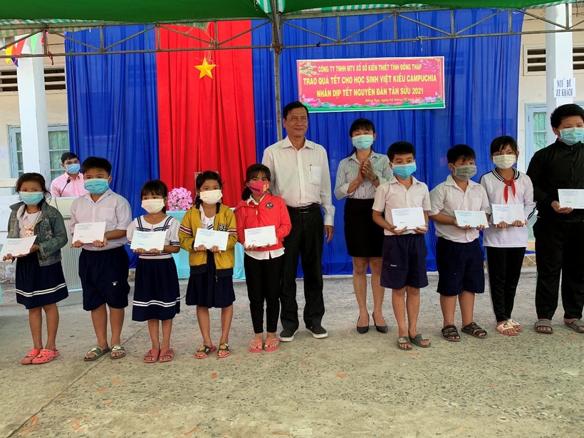 Ông Đoàn Văn Trí, Phó trưởng Phòng GD&ĐT huyện Hồng Ngự (Đồng Tháp) trao quà cho các em HS Việt kiều.