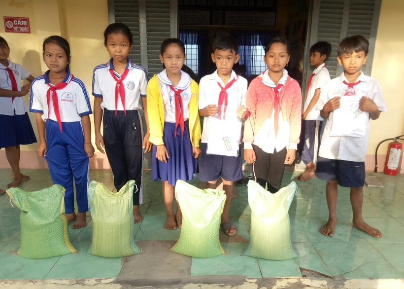 Các em HS Trường TH Hàm Giang B nhận áo mới, gạo.