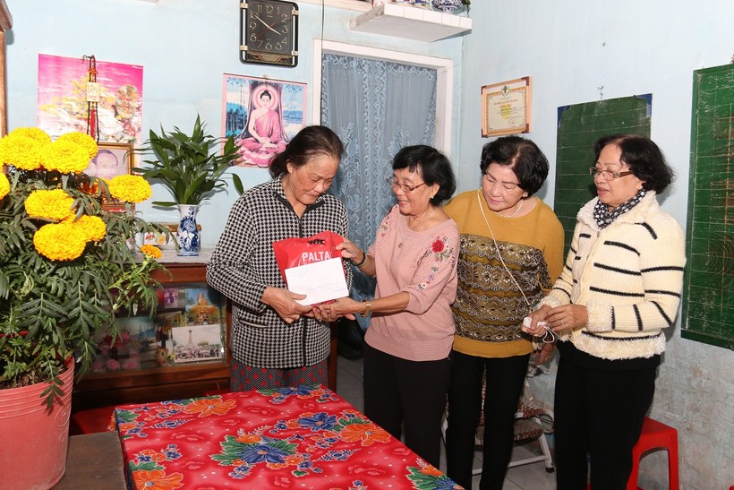 Tặng quà cho cô Trần Thị Kim Loan.
