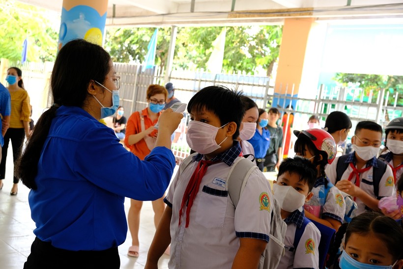 Ngày học đầu tiên tỉnh Tiền Giang có hơn 90% học sinh đến trường.