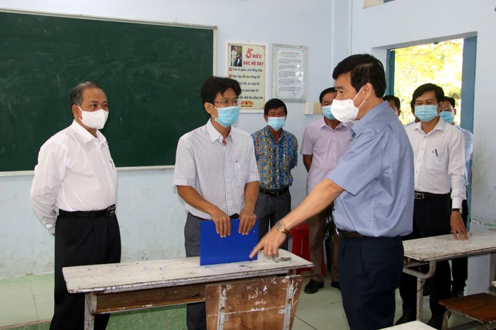 Chủ tịch UBND tỉnh Đồng Tháp Phạm Thiện Nghĩa (phải) kiểm tra tại Trường THCS Nguyễn Văn Tiệp, huyện Tân Hồng. Ảnh: V. Khương.