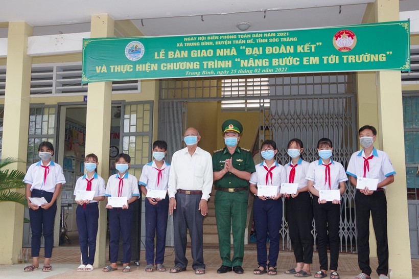 Tặng học bổng cho HS nghèo hoàn cảnh đặc biệt khó khăn trên địa bàn xã Trung Bình, huyện Trần Đề.