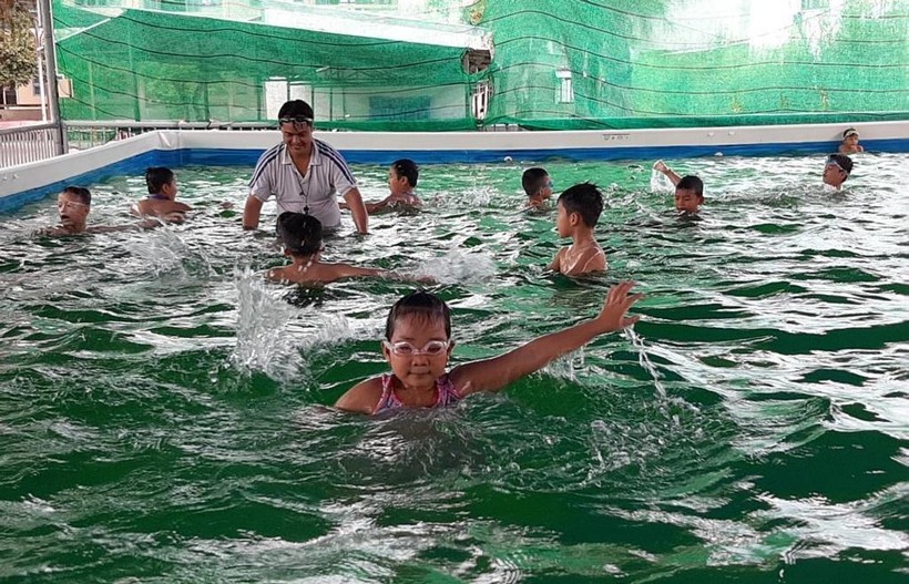 Dạy bơi cho học sinh Cà Mau.
