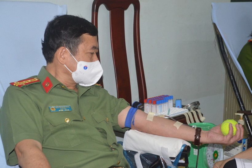 Đại tá Nguyễn Minh Ngọc, Giám đốc Công an tỉnh Sóc Trăng tham gia hiến máu.