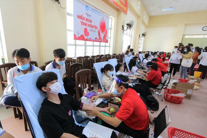 SV tích cực tham gia hiến máu tại Trường ĐH Tiền Giang.