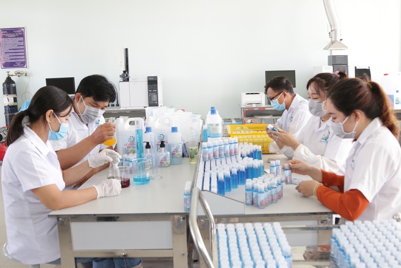 Trung tâm Quản lý Thực hành - Thí nghiệm, Trường ĐH Kiên Giang pha chế dung dịch rửa tay khô sát khuẩn.