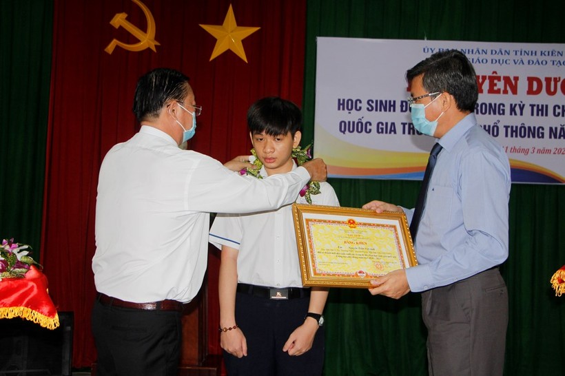 Lãnh đạo UBND tỉnh và Sở GD&ĐT Kiên Giang trao thưởng cho HS đạt giải HS giỏi quốc gia.