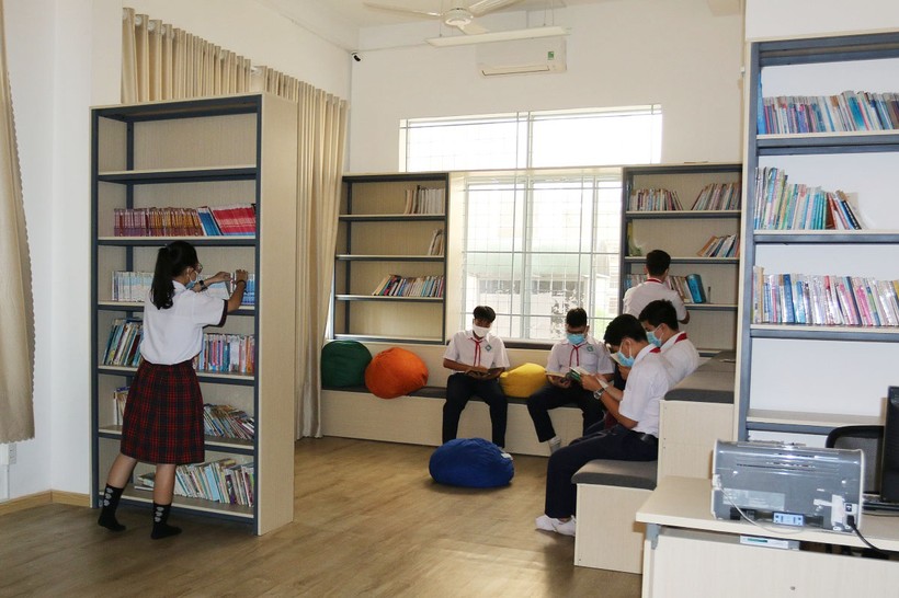 HS Trường THCS Xuân Diệu, TP Mỹ Tho (Tiền Giang) đọc sách tại Thư viện khang trang xây dựng từ nguồn xã hội hóa. Ảnh: X. Uyên.