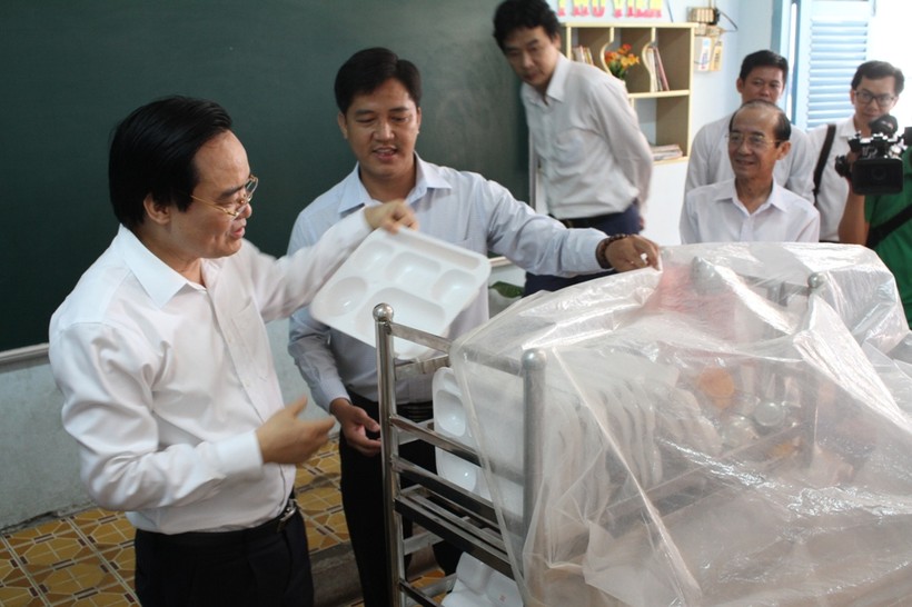 Bộ trưởng Bộ GD&ĐT Phùng Xuân Nhạ thăm một trường tiểu học tại TP Sa Đéc (Đồng Tháp) năm 2020. Ảnh: Q. Ngữ.