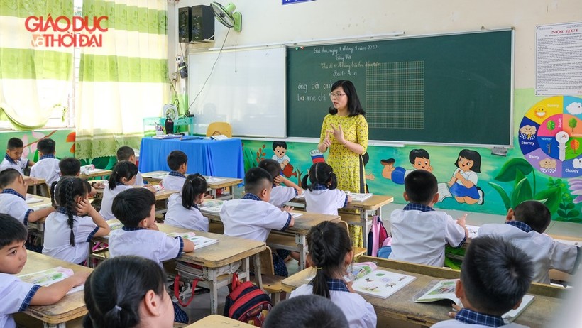 Cô, trò một trường tiểu học ở quận Ninh Kiều, TP Cần Thơ trong giờ học SGK mới.