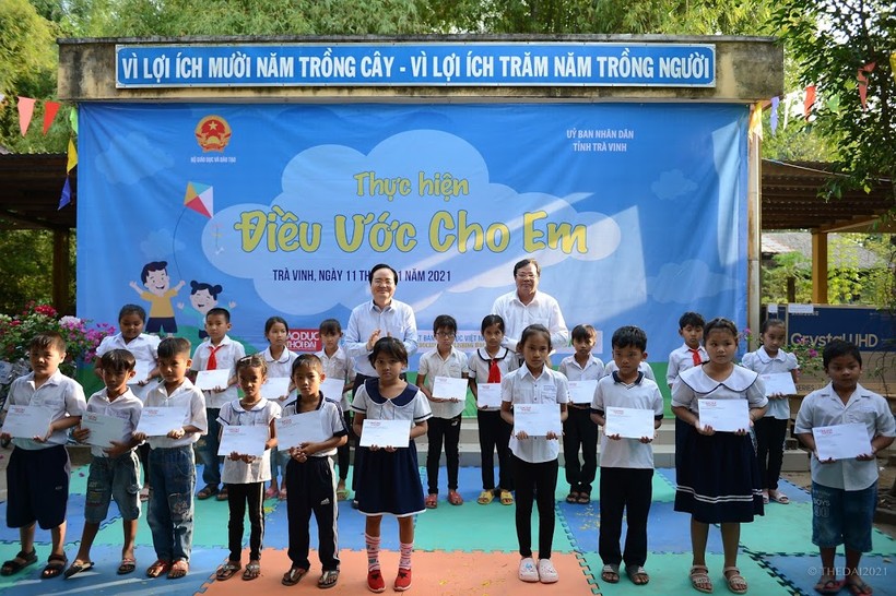 Lãnh đạo Bộ GD&ĐT  cùng lãnh đạo tỉnh Trà Vinh trao quà Điều ước cho em cho HS Trường TH Đa Lộc A, huyện Châu Thành, Trà Vinh vào tháng 1.2021. Ảnh: Thế Đại.