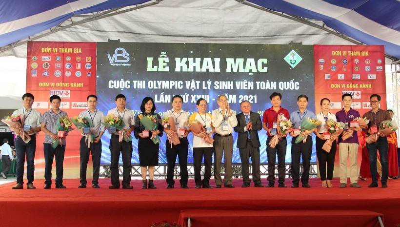 Ban Tổ chức tặng hoa cho các đoàn tham gia Cuộc thi Olympic Vật lý sinh viên toàn quốc.