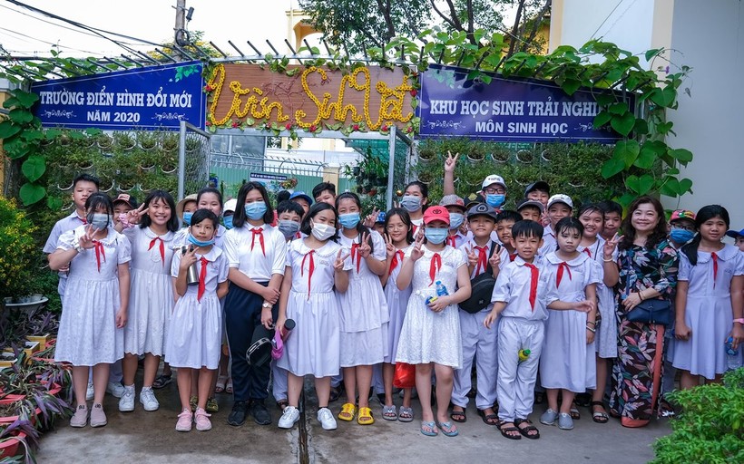 HS Tiểu học tham quan môi trường học tập tại Trường THCS Đoàn Thị Điểm, quận Ninh Kiều, TP Cần Thơ.