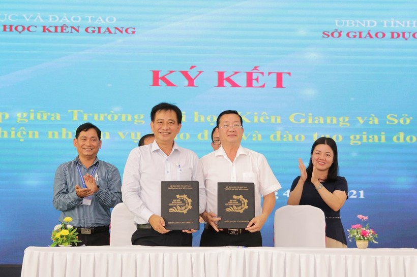 TS Nguyễn Tuấn Khanh, Hiệu trưởng Trường ĐH Kiên Giang và ông Trần Quang Bảo, Giám đốc Sở GD&ĐT ký kết quy chế phối hợp.