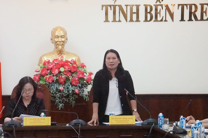 Phó Chủ tịch UBND tỉnh Bến Tre Nguyễn Thị Bé Mười báo cáo công tác chuẩn bị Hội khỏe Phù Đổng khu vực V. Ảnh: Ánh Nguyệt.