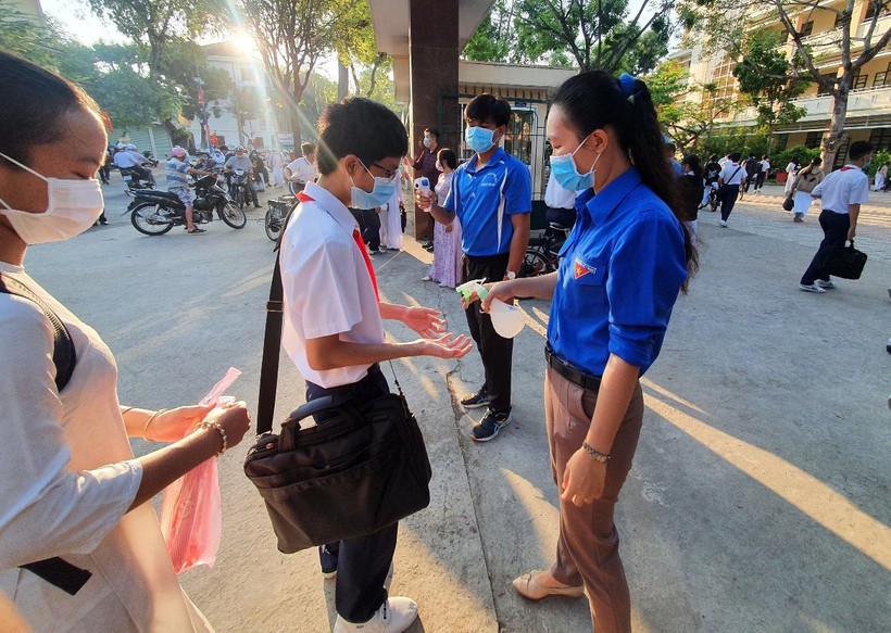 Học sinh Tiền Giang sát khuẩn tay trước khi vào trường.