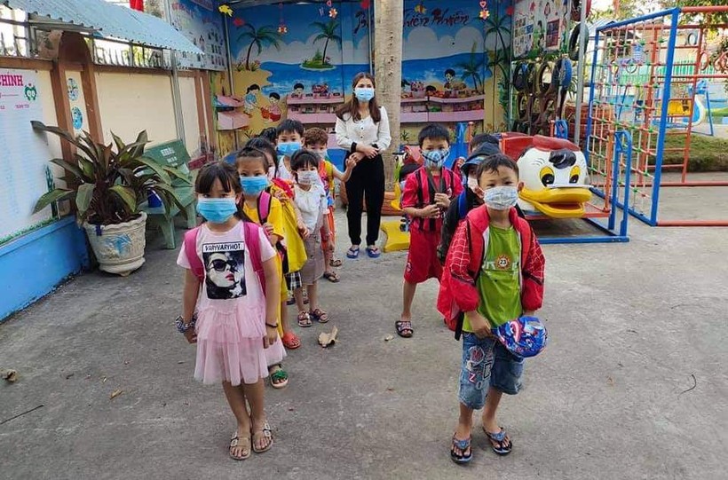 HS tỉnh Đồng Tháp đeo khẩu trang đến trường.