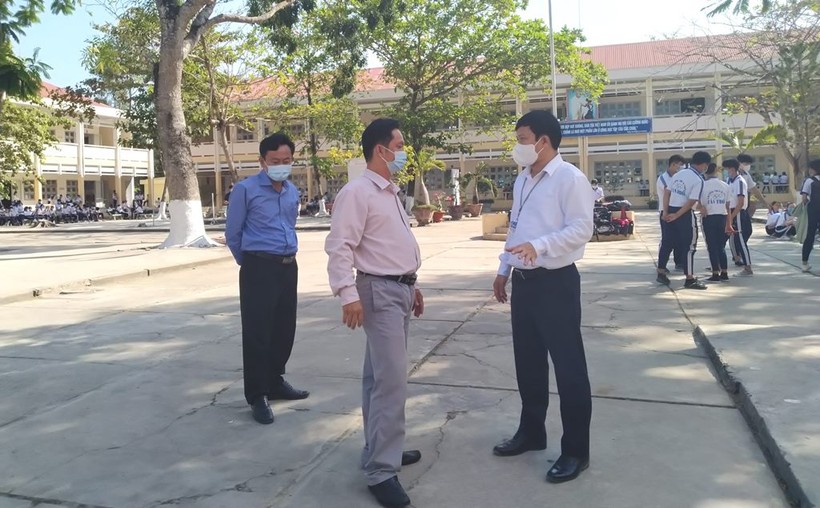 Ông Lê Quang Trí, Giám đốc Sở GD&ĐT Tiền Giang (bên phải) kiểm tra công tác phòng, chống dịch Covid-19 tại các trường học.