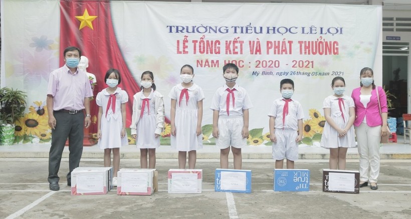 Thầy Hà Văn Do, Hiệu trưởng và cô Trần Thị Tố Trinh, giáo viên Mỹ thuật trao thưởng cho các em HS đạt giải.