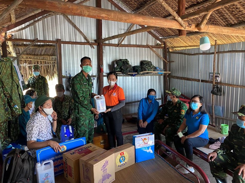 Đoàn công tác tặng quà cho các chiến sĩ tại các chốt chống dịch Covid-19 trên địa bàn huyện Giang Thành.