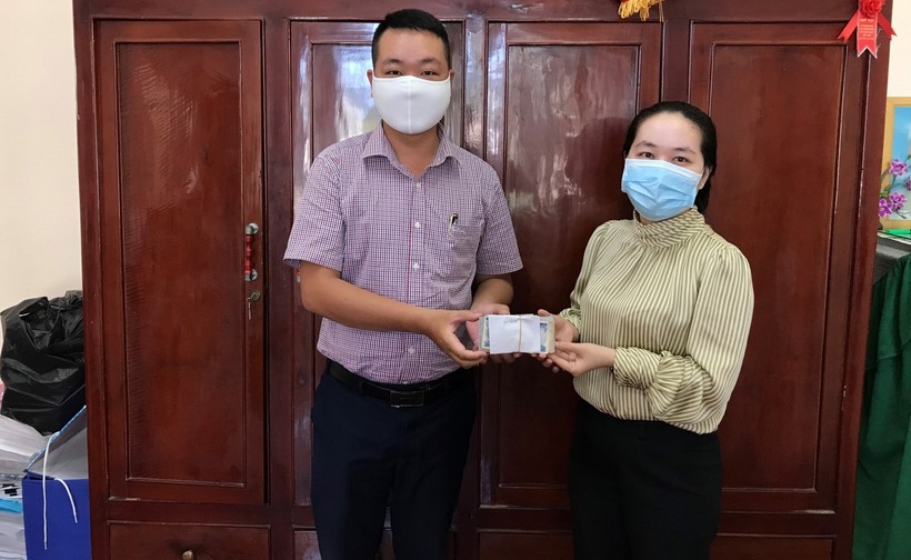 Tiếp nhận kinh phí ủng hộ từ phụ huynh em Nguyễn Khánh Ngọc.