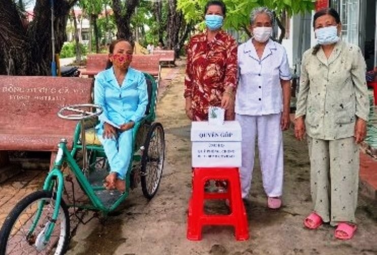 Các cụ già sống tại Trung tâm bảo trợ xã hội tỉnh Cà Mau dùng tiền tiết kiệm đóng góp cho Quỹ vắc xin Covid-19. Ảnh: CTV.
