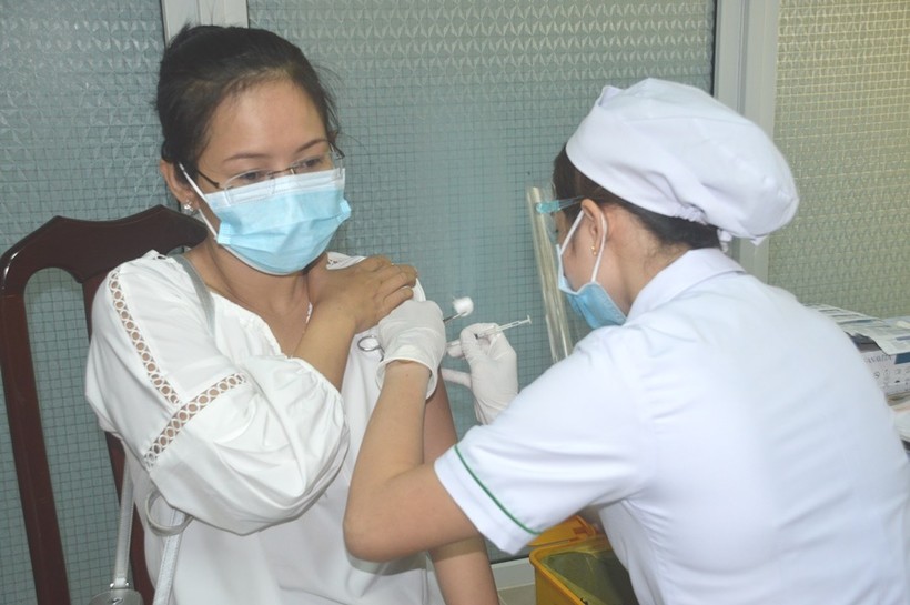 Đội ngũ giáo viên làm nhiệm vụ trong kỳ thi tốt nghiệp THPT được tiêm vắc xin.