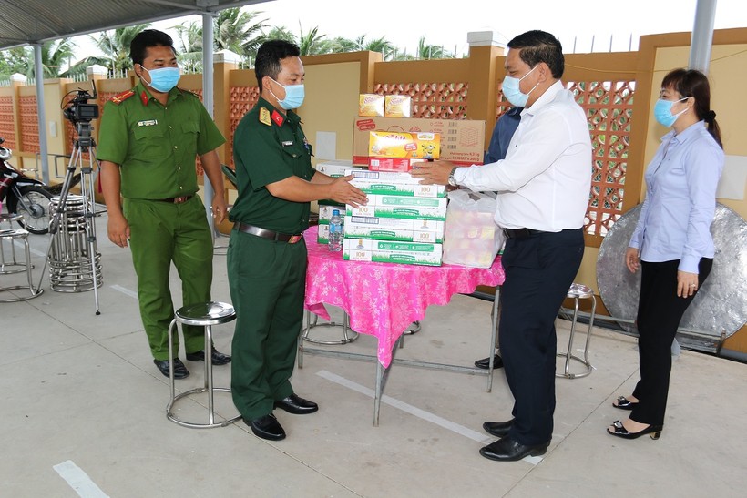 Trao tặng quà tại khu cách ly đặt tại Trường THCS Hòa Hưng, huyện Cái Bè (Tiền Giang).