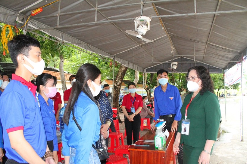 Thứ trưởng Ngô Thị Minh thăm hỏi lực lượng thanh niên tình nguyện Tiếp sức mùa thi tại Cà Mau.