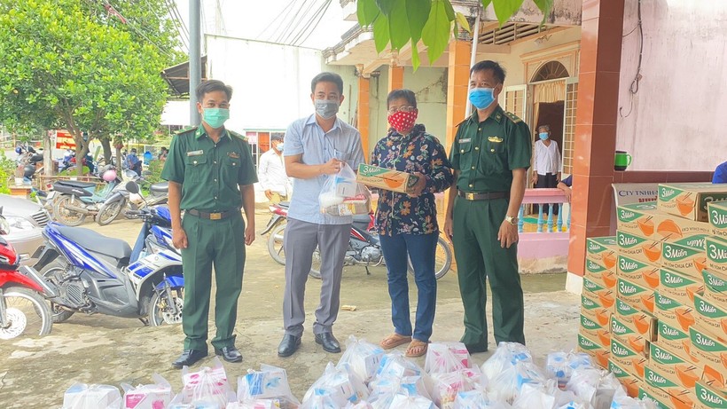 Đồn Biên phòng Vĩnh Châu bàn giao quà cho chính quyền địa phương để hỗ trợ cho người dân.