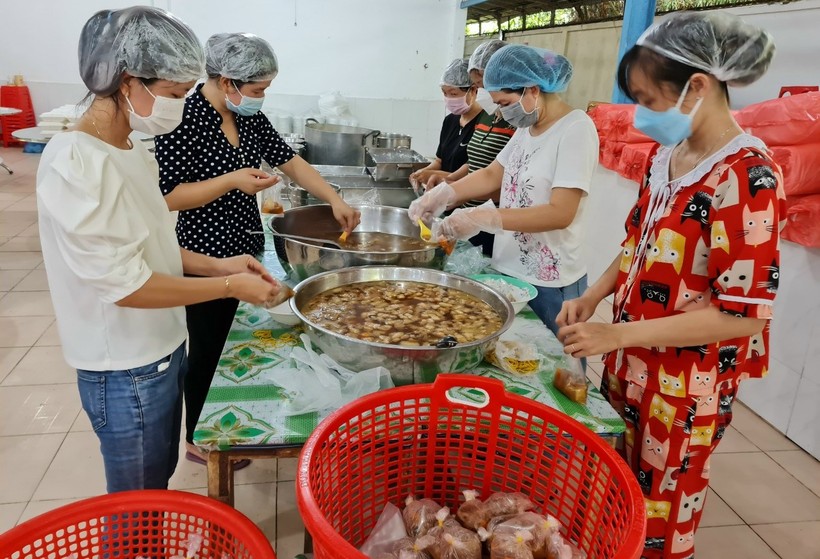 GV Trường thực hành Sư phạm Sóc Trăng đang chuẩn bị bữa cơm phục vụ khu cách ly y tế tại Trung tâm y tế huyện.